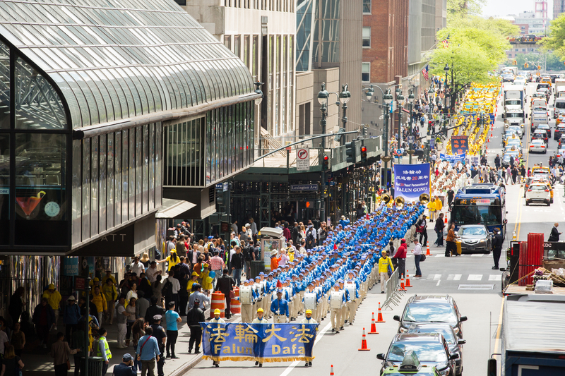 2019年5月16日，來自歐洲、亞洲、南美洲、北美洲、非洲、大洋洲六大洲的近萬法輪功修煉者在曼哈頓中城舉行盛大遊行，慶祝世界法輪大法日。（艾文／大紀元）