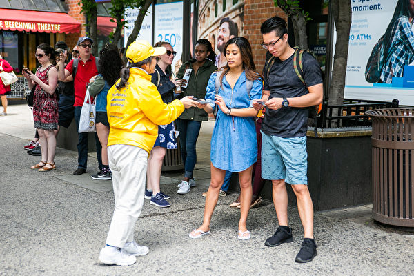2019年5月16日，來自全球的部份法輪功學員匯聚紐約，在曼哈頓中城舉行盛大遊行慶祝世界法輪大法日。（張靜怡／大紀元）