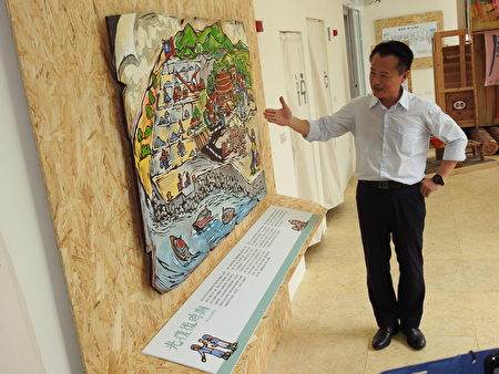 嘉义县长翁章梁特地客串导览解说，“布袋历史五四三”主题所展示的台湾光复之初贸易鼎盛，布袋农渔盐商繁荣，有“小上海”美誉的画作。