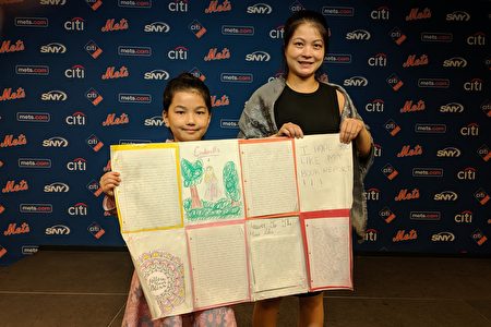 董詩詩（Vivian Dong）以創意讀書報告獲獎。圖右為媽媽Jessie。