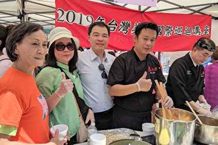 “度小月”餐厅参与第18届“台湾巡礼文化艺术节”，为民众示范烹调台南担仔面。