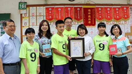 309班學生回贈「大隊接力參賽者--勇媽」畫作給市長黃敏惠作為母親節禮物。