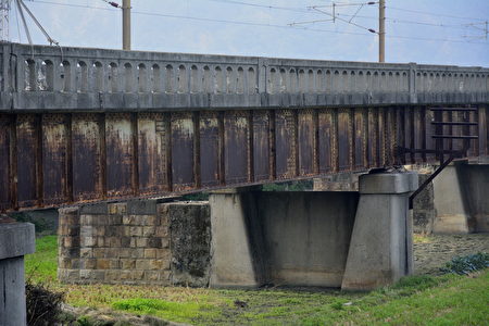 舊大安溪橋屬於「石工橋」型式，「採用 1920年代的鈑桁橋技術，橋墩表面石材均取自大安溪河床，石砌工法細緻，是日治時期石構造典型案例。