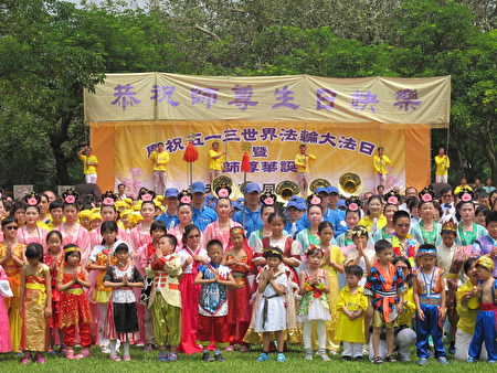 慶祝513世界法輪大法日暨母親節活動，台灣中部地區的部分法輪功學員11日在綠色隧道舉行慶祝活動！