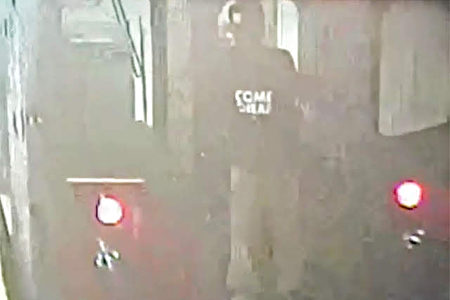 從警方公布的視頻畫面中，看到當時嫌犯在列車尾部，身穿印有「贓物並不便宜」（SWAG DON’T COME CHEAP）標語的T恤。