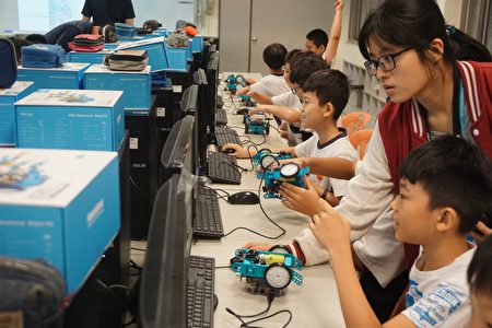 炎峰學童將外型討喜且組裝簡單的mBot機器人，透過程式加以操控。