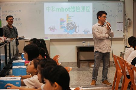炎峰國小「mBot體驗營」，由中科管理局講師教導學童透過實際操作，啟發孩子們對於智慧機器人的興趣。