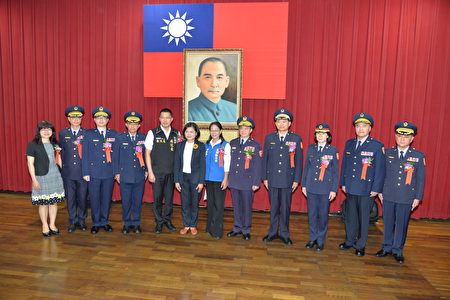 交接典礼结束后县长张丽善（左6）与新任分局长合影。