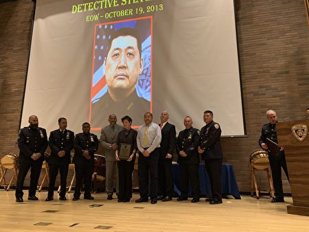 紐約市警察局長奧尼爾向曾因9.11救援工作而罹患重病不治的華裔警員Steven Hom的家屬頒獎。