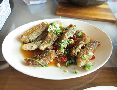 「高字塔旋轉餐廳」供應的特色餐飲：古早魚。