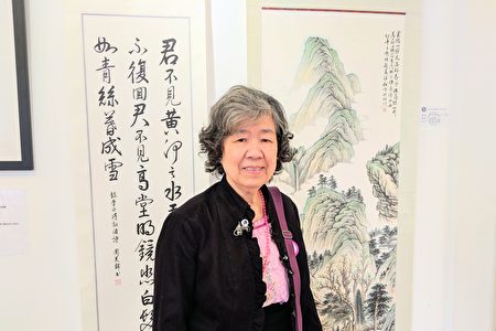 周美锦喜爱山水画及书法,展出“李白将进酒”的行书书法和山水画的作品。