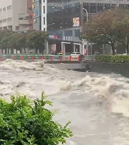 台中市區麻園頭溪水暴漲，淹過橋面驚險畫面。