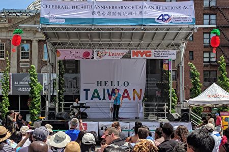 民众驻足欣赏第18届“台湾巡礼文化艺术节”演唱。