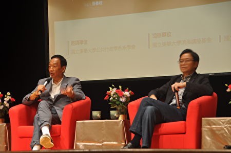 東華大學「鴻海講座」邀請鴻海科技集團總裁郭台銘（左）與前行政院長張善政（右），以「我的人生哲學─許年輕人一個美好的未來」為題，17日在校內學生活動中心進行座談。