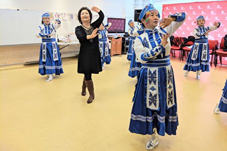 華策會特殊家庭慶祝母親節活動中，老師王莉和「美媽舞蹈團」為大家帶來蒙古舞蹈。