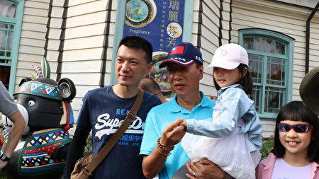 鴻海董事長郭台銘展現親民的一面。