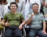 钢铁伞兵秦良丰“回娘家” 为行军同袍加油打气
