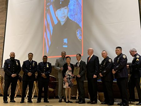 紐約市警察局長奧尼爾向劉文健父母頒獎。
