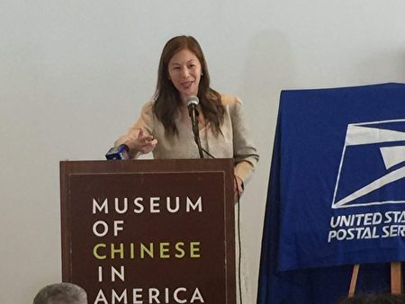 位于华埠的“美国华人博物馆”馆长姚南薰（Nancy Yao）在昨天的纪念仪式上。