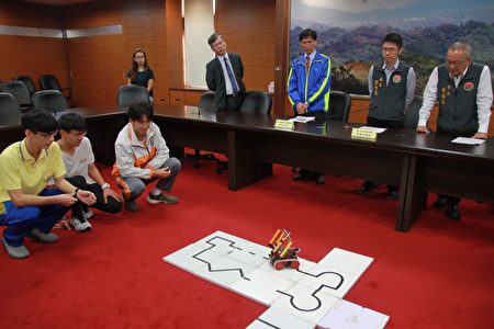 在縣長徐耀昌前三學子當場展示機器人如何過關勇奪第一名。