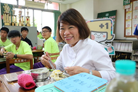 市長黃敏惠開心的與309班學生用餐，給309班學生留下美好的回憶。