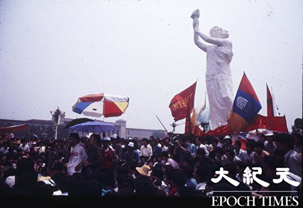 1989年六四前夕，天安門廣場上，和平抗議的民眾聚集在自由女神像旁，秩序良好。（Jian Liu提供）
