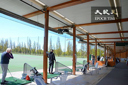 Musqueam高尔夫球场和练习场，位于温哥华西南方，背靠菲沙河，是加拿大最好的高尔夫训练设施之一。图为室内练习场地。