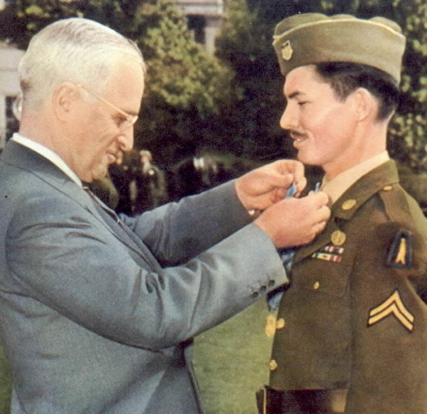 1945年10月12日，杜魯門總統（左）給道斯頒發了最高榮譽勳章，以表彰他在沖繩戰役中的英勇。（公有領域）