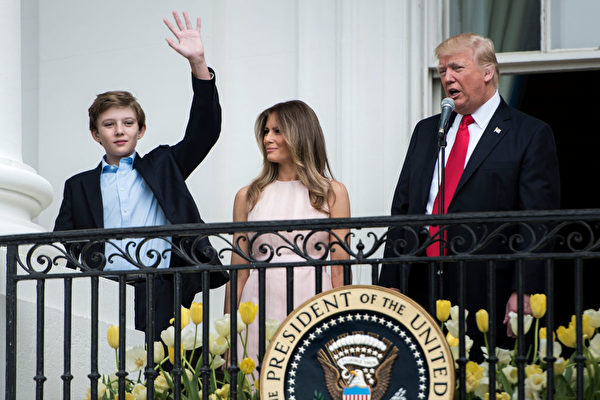 2017年4月17日白宫复活节庆祝活动期间，巴伦从阳台上挥手致意。(BRENDAN SMIALOWSKI/Getty Images)