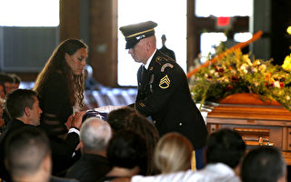 北卡大学枪击案中救人遇难 男生获军事荣誉