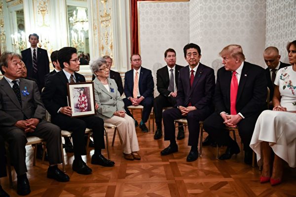 川普周一（6月27日）与遭朝鲜特工绑架的日本受害家属在东京元赤坂迎宾馆会面大约40分钟。（Brendan Smialowski/AFP/Getty Images）