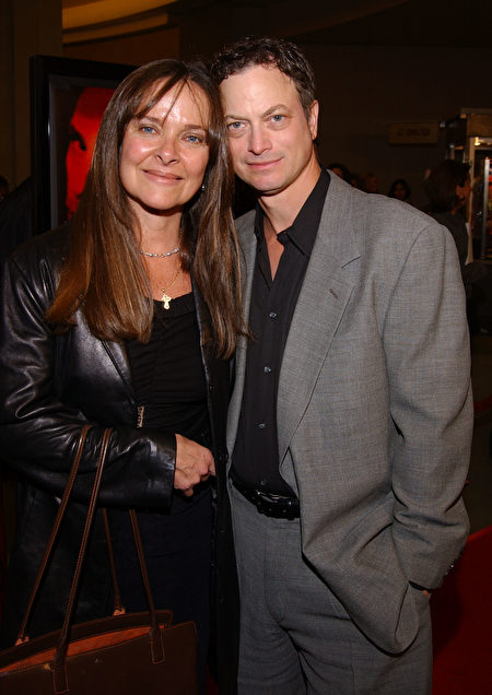 Actor Gary Sinise arrives with his wife Moira Harris at the premiere of John Malkovich's directorial debut "The Dancer Upstairs" January 24, 2002 in Los Angeles, CA. (Sebastian Artz/Getty Images)