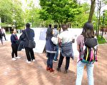 常青藤名校賓大舉辦法輪功真相圖片展