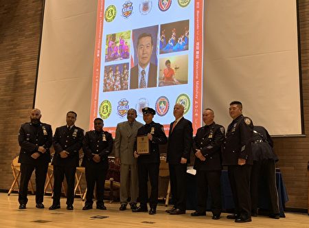 奧尼爾向包括警探James Li和Daniel Zhang在內的9名優秀警員頒發榮譽獎牌。