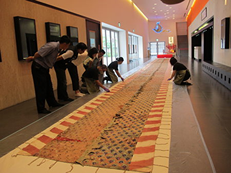 20多公尺的北港飞龙团手工绣制龙皮，17日在北港文化中心，由文化部文化资产局之重要文物审查委员进行实物勘查。