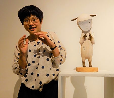 作品“想像着理想中的花朵”，成田聡子说，那是小羊胸中抱着花朵般希望。