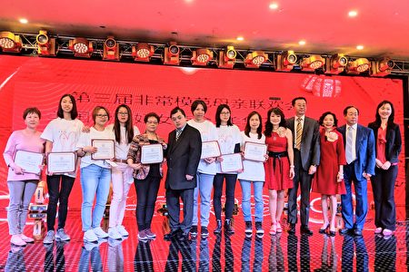 市議員顧雅明辦公室社區關係主任袁敏益（右一），頒發獎狀給七位華裔模範母親。