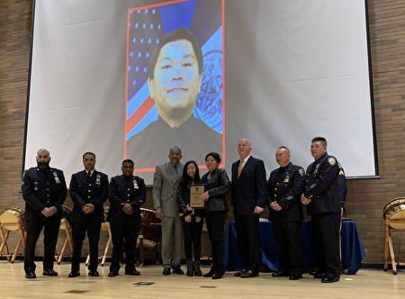 紐約市警察局長奧尼爾曾因9.11救援工作而罹患重病不治的華裔警員黃萬長的家屬頒獎。