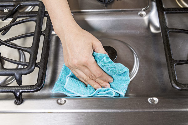 如何让变黑变臭的抹布焕然一新呢？教你2招清洁方法。(Shutterstock)