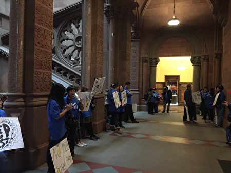 4月30日州府奥伯尼的议会大厦中到处可见身穿“保留SHSAT”蓝色T恤的抗议者。