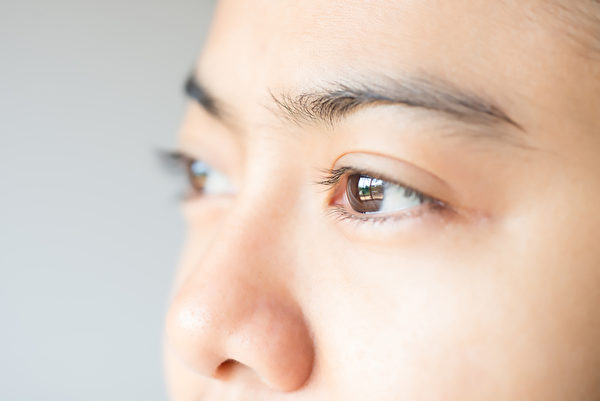 乾眼症患者想要減緩症狀，保護眼睛，應該怎麼做？(Shutterstock)