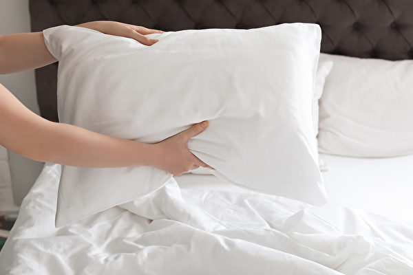 寝室中有棉被等寝具以及衣橱中的衣物，有很多会生出灰尘的地方，容易传染病毒。(Shutterstock)