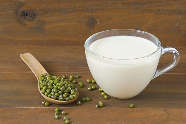 绿豆桑叶豆浆不仅味道清香，还有消水肿、降胆固醇的功效。(Shutterstock)