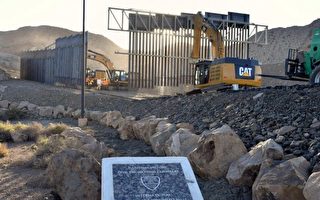 2019年5月24日，非营利组织我们建墙（We Build the Wall）在德克萨斯州埃尔帕索市区建造了新的边界墙。（我们建墙提供）