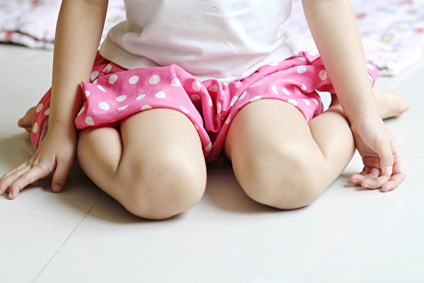 小孩如果长期维持W型坐姿，可能出现走路内八、髋关节发育不良等问题。 (Shutterstock)