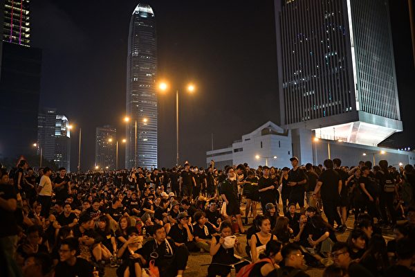 抗议人群不仅未散去，而且依然大声疾呼撤回恶法、要求香港特首林郑月娥下台。（Anthony WALLACE / AFP）