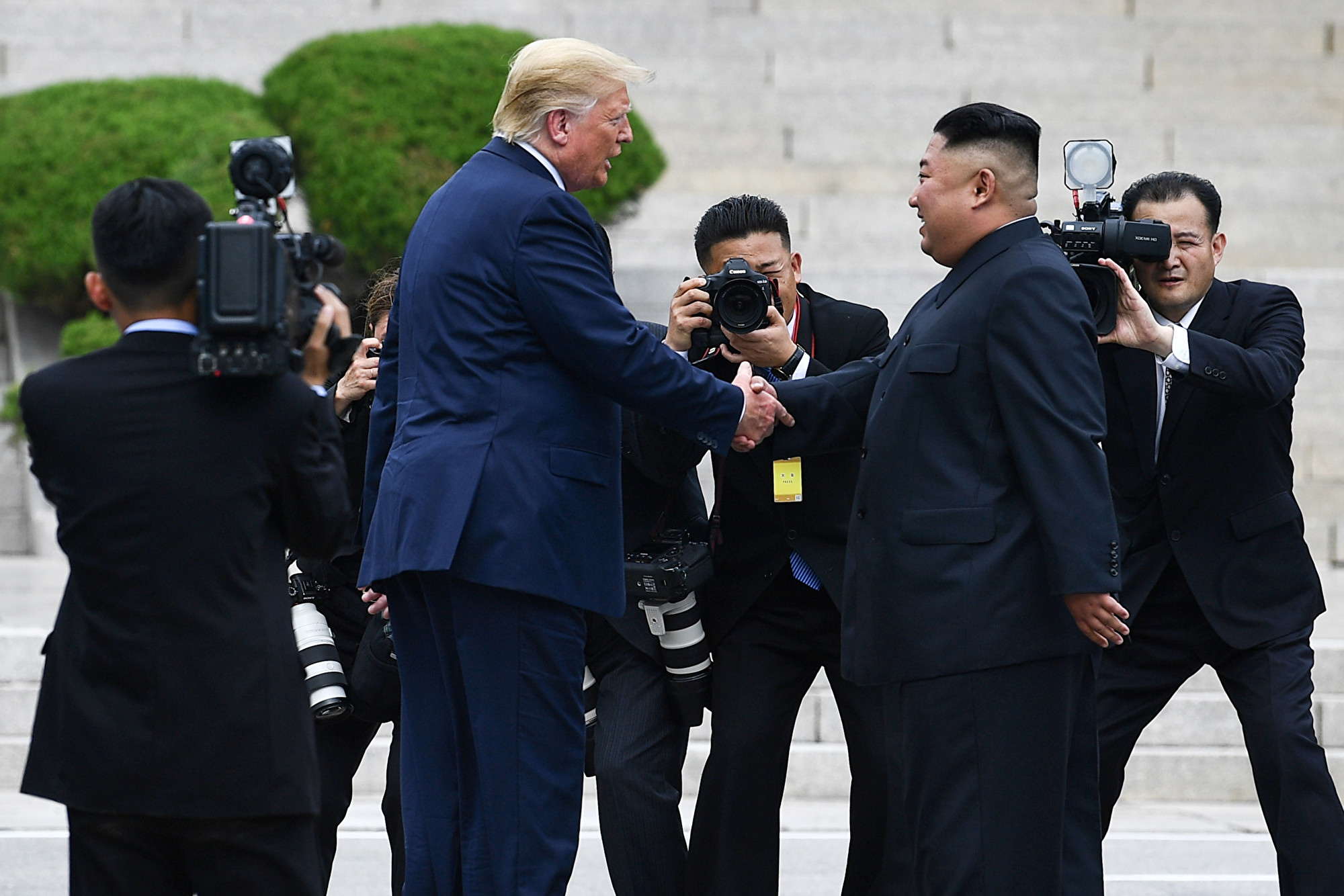川普與金正恩在朝韓非軍事區會面。(Brendan Smialowski/AFP)
