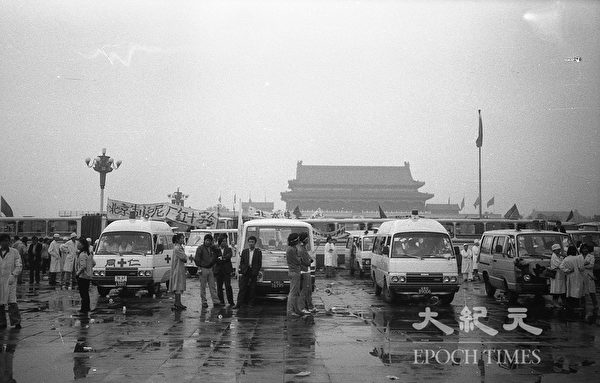 1989年六四前夕北京天安门广场，自愿救援救护车待命。（蒋一平提供）