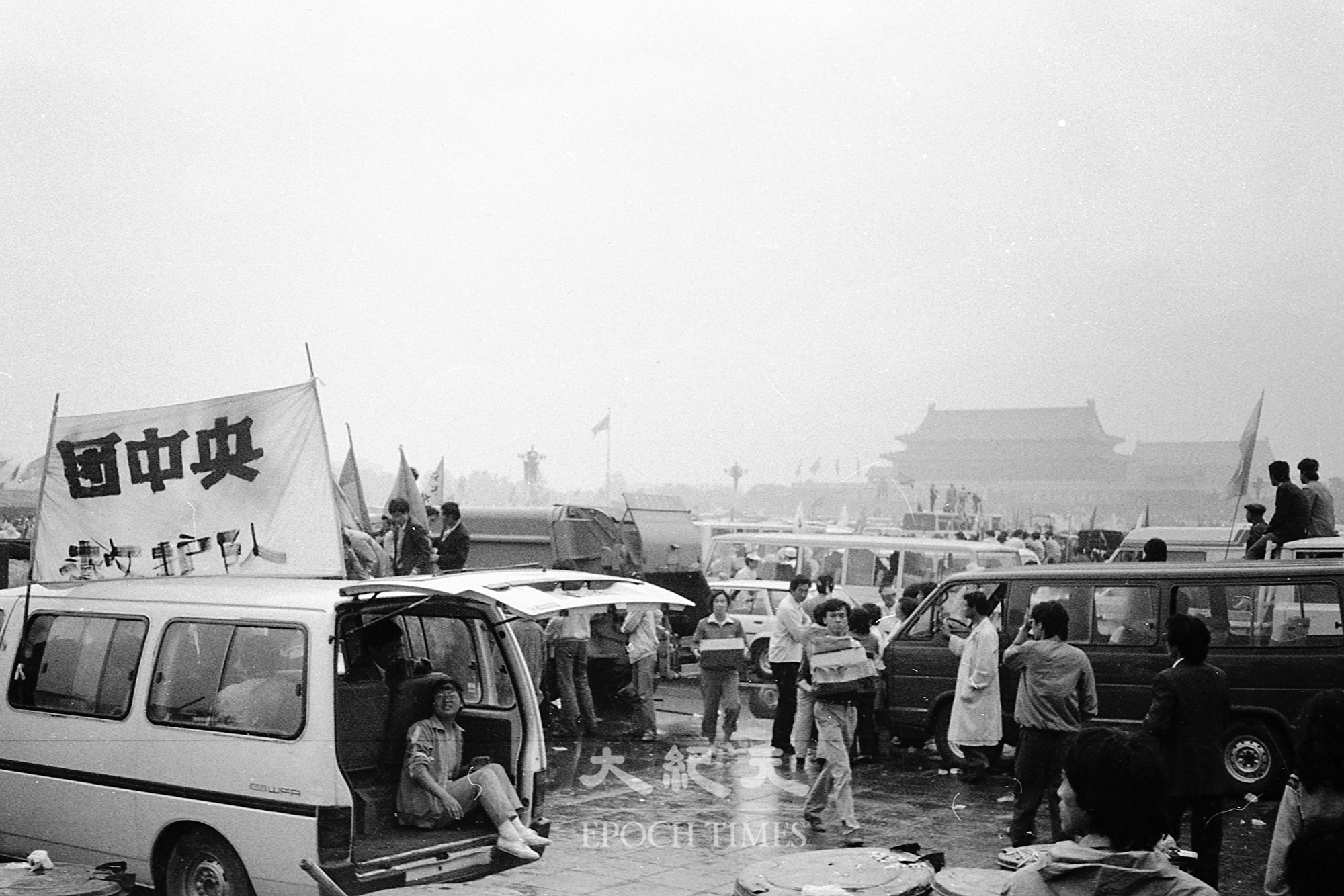 1989年六四前夕北京天安門廣場，救護和救援隊。（蔣一平提供）