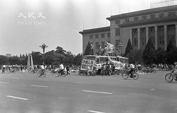 1989年六四前夕北京长安街上。（蒋一平提供）